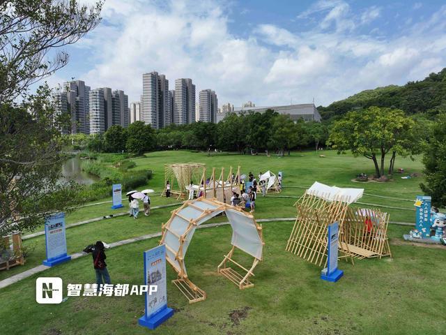 青年设计师, 友谊, 竞技场
